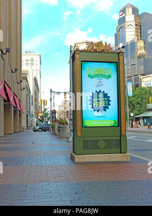 Die US-Bank Plaza Sommer Serie ist auf einem digitalen Kiosk entlang Euclid Avenue im Playhouse Square District von Cleveland, Ohio, USA beworben. Stockfoto