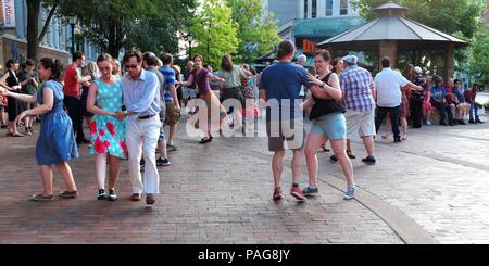 Wöchentliche Playhouse Square 'Dancing Unter Programm der Stars in Cleveland, Ohio, USA hosts Tanz und Live-Musik im Sommer. Stockfoto