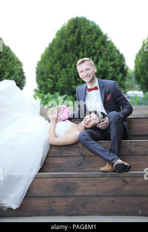 Schöne Paar der Jungvermählten in der Hochzeitstag Stockfoto