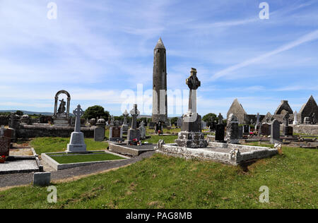 Killmacduagh Kloster ist eine Klosterruine in der Nähe der Stadt Gort in der Grafschaft Galway, Irland. Es war der Geburtsort der Diözese Kilmacduagh. Die lea Stockfoto