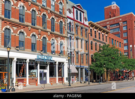 West 9th Street in der Speicherstadt in Cleveland, Ohio gibt Beispiele von Lagerhallen, die erhalten wurden und in gemischt-verwenden. Stockfoto