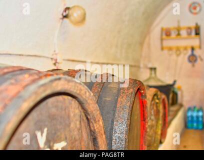 Weinkeller mit Holzfässern. Weine im klassischen Holzfässern vergoren. Typisch mährischen Wein Keller, Südmähren, Tschechische Republik, Europa Stockfoto