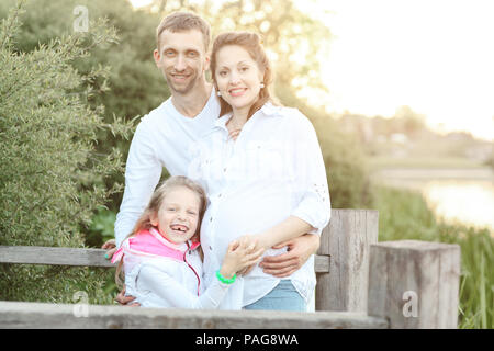 Glücklich und freundlich Familie wartet auf Nachschub Stockfoto