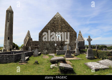 Killmacduagh Kloster ist ein RUINIERT 7. Jahrhundert Abtei in der Nähe der Stadt Gort in der Grafschaft Galway, Irland. Es war der Geburtsort der Diözese Kilmacdu Stockfoto
