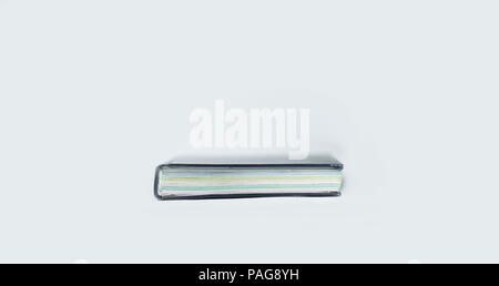 Geschlossenes Buch in Schwarz. Foto mit Kopie Raum Stockfoto