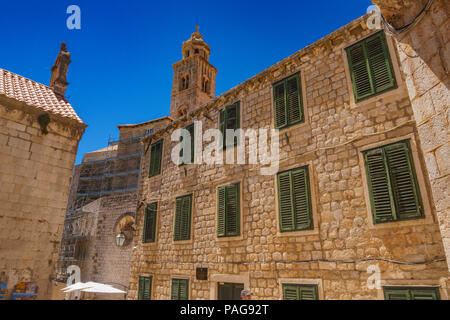 Alten architektonischen Gebäuden in der Nähe des Stradun Straße in der Altstadt von Dubrovnik gegen den tiefblauen Himmel. Typischer Tag in Dubrovnik, Kroatien Anreicherung Stockfoto