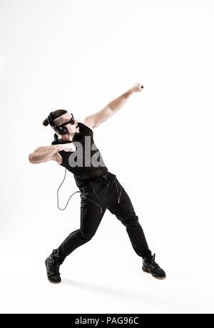Kreative rapper im Kopfhörer und dunkle Gläser führt einen Ra Stockfoto