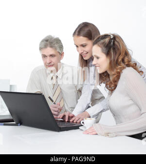 Senior Manager und Mitarbeiter am Laptop Bildschirm schaut Stockfoto