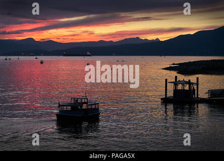 False Creek Ferry Dämmerung. Sonnenuntergang auf die English Bay. Ein pendler Fähre Köpfe für das Dock. Vancouver, British Columbia, Kanada. Stockfoto