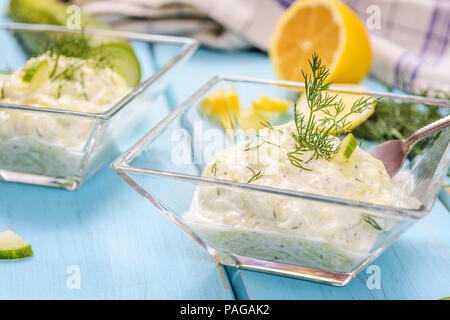 Traditionelle griechische Speisen Tzatziki. Sauce aus Gurke, Knoblauch, Dill und Joghurt Stockfoto