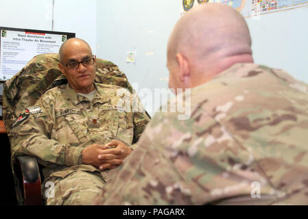 Ein Psychiater spricht mit einem Patienten in Afghanistan.. Lt.Cmdr. Mahmoud Ahmed, ein Marine Psychiater, spricht mit einem Patienten in der Rolle der NATO III Multinationale medizinische Einheit auf Kandahar Airfield, Afghanistan. Stockfoto