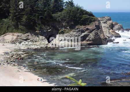 Ein Luftbild von Menschen am Strand von Shore Acres State Park in der Nähe von Coos Bay, Oregon, USA. Stockfoto