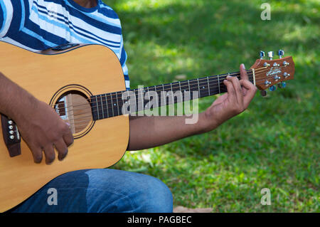 Nahaufnahme der Mann spielt Gitarre Stockfoto