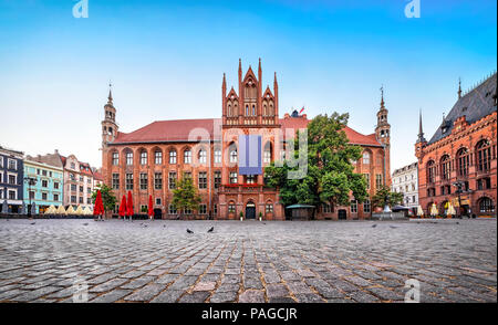 Gotische Fassade des alten Rathauses von Thorn auf dem Alten Marktplatz entfernt, Polen Stockfoto