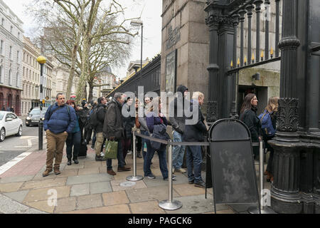 Eine Warteschlange vor dem Eingang des British Museum in South Kensington, London Stockfoto