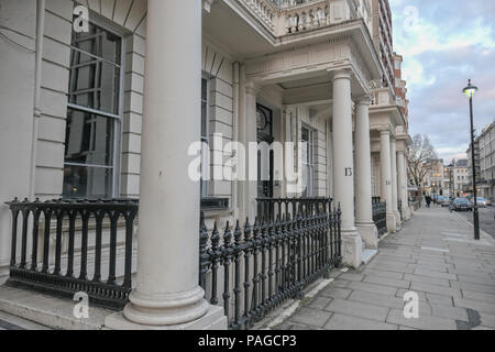 Reihe weißer Luxus Häuserfassaden in South Kensington, London, Großbritannien Stockfoto
