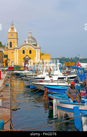 Kirche Santa Maria della Pieta am Fischerhafen Marina Grande, Insel Procida, Golf von Neapel, Italien Stockfoto