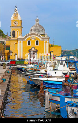 Kirche Santa Maria della Pieta am Fischerhafen Marina Grande, Insel Procida, Golf von Neapel, Italien Stockfoto