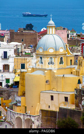 Das idyllische Fischerdorf Procida mit Kirche Chiesa della Madonna delle Grazie, Golf von Neapel, Italien Stockfoto