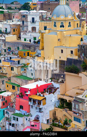 Das idyllische Fischerdorf Procida mit Kirche Chiesa della Madonna delle Grazie, Golf von Neapel, Italien Stockfoto