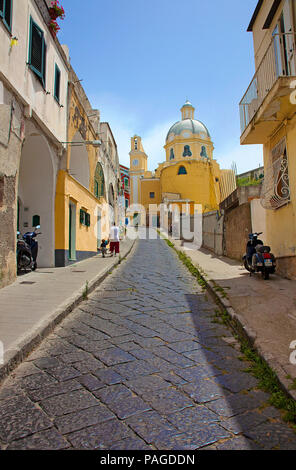 Gasse in der Altstadt führt in die Kirche Chiesa della Madonna delle Grazie, Procida, Golf von Neapel, Italien Stockfoto