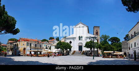 RAVELLO, ITALIEN - Juni 03, 2012: Blick auf den Dom, die Kirche Santa Maria Assunta, 1086, in der Piazza del Vescovado, Ravello, Amalfi, Salerno Stockfoto