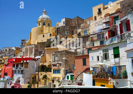 Das idyllische Fischerdorf Procida mit Kirche Chiesa della Madonna delle Grazie, Golf von Neapel, Italien Stockfoto