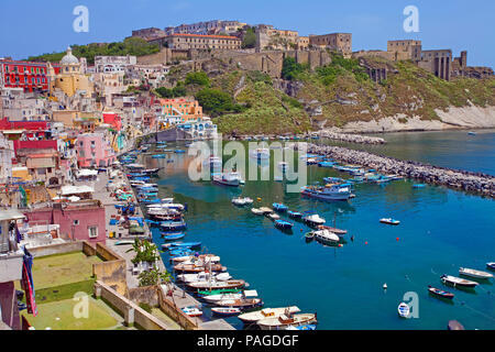 Das Fischerdorf Procida mit Fischerhafen Marina di Corricella und Festung Terra Murata, einem ehemaligen Gefängnis, Golf von Neapel, Italien Stockfoto