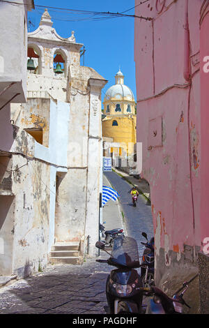 Gasse in der Altstadt, Kapelle chiesetta di San Rocco und Kirche Chiesa della Madonna delle Grazie, Procida, Golf von Neapel, Italien Stockfoto