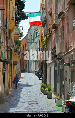 Gasse mit National Flagge an der alten Stadt der Insel Procida, Golf von Neapel, Italien Stockfoto