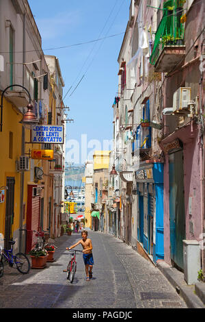 Gasse in der Altstadt von Procida, Golf von Neapel, Kampanien, Italien | Gasse in der Altstadt von Insel Procida, Golf von Neapel, Italien Stockfoto