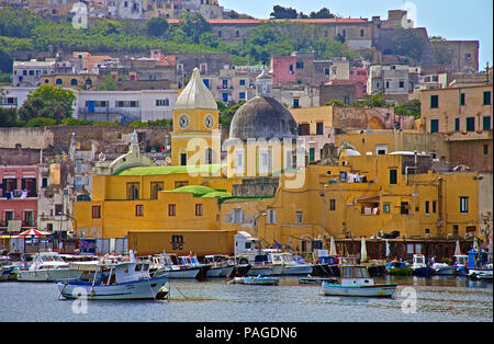 Marina Grande mit Kirche Santa Maria della Pieta, Insel Procida, Golf von Neapel, Italien Stockfoto