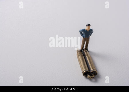 Man figurine Modell und Bullet als Konzeptionelle gegen Krieg Fotografie Stockfoto