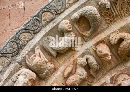 Fantastische Tiere. Detail Portal der romanischen Kirche San Andrés (12. Jahrhundert) in Soto de Bureba, Provinz Burgos, Kastilien und Leon, Spanien Stockfoto