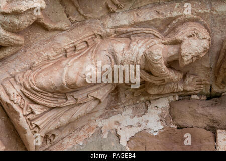 St. Johannes der Täufer. Detail Portal der romanischen Kirche San Andrés (12. Jahrhundert) in Soto de Bureba, Provinz Burgos, Kastilien und Leon, Spanien Stockfoto