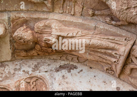 Jungfrau. Detail Portal der romanischen Kirche San Andrés (12. Jahrhundert) in Soto de Bureba, Provinz Burgos, Kastilien und Leon, Spanien Stockfoto
