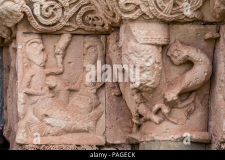 Sirenas. Detail Portal der romanischen Kirche San Andrés (12. Jahrhundert) in Soto de Bureba, Provinz Burgos, Kastilien und Leon, Spanien Stockfoto