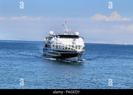 SORRENTO, ITALIEN-12 SEPTEMBER 2014: Fähre in den Hafen von Sorrent prüfen; am 12. September 2014 in Italien Stockfoto