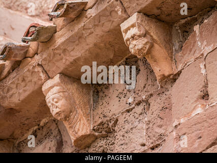 Konsolen in der Apsis der romanischen Kirche San Andrés des 12. Jahrhunderts in Soto de Bureba, Provinz Burgos, Kastilien und Leon, Spanien Stockfoto