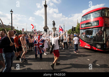 English Defence League unterstützer Teilnahme an einer Kundgebung in Whitehall, wo es zu Gefechten mit den Demonstranten aus anti-faschistischen Organisationen, Großbritannien Stockfoto