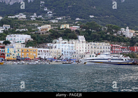 CAPRI, ITALIEN-12 SEPTEMBER 2014: die Marina Grande auf Capri Insel ist für Tausende von Touristen mit ihren Yachten und Boote besucht, die in der Docking-Station angeschlossen sind Stockfoto