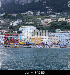 CAPRI, ITALIEN-12 SEPTEMBER 2014: die Marina Grande auf Capri Insel ist für Tausende von Touristen mit ihren Yachten und Boote besucht, die in der Docking-Station angeschlossen sind Stockfoto