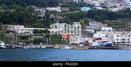 CAPRI, ITALIEN-12 SEPTEMBER 2014: die Marina Grande auf Capri Insel ist für Tausende von Touristen mit ihren Yachten und Boote besucht, die in der Docking-Station angeschlossen sind Stockfoto