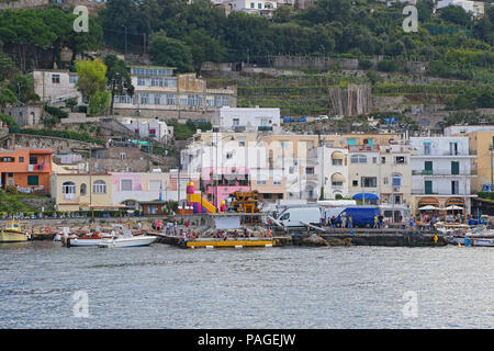 CAPRI, ITALIEN-12 SEPTEMBER 2014: die Marina Grande auf Capri Insel ist für Tausende von Touristen mit ihren Yachten und Boote besucht, die in der Docking-Station angeschlossen sind Stockfoto