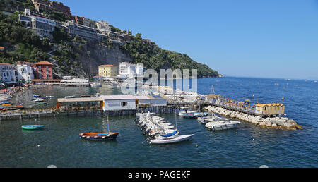 SORRENTO, ITALIEN-14 SEPTEMBER 2014: Der kleine Hafen mit Fischerbooten und bunte Häuser befindet sich in der Via del Mare in Sorrento, abgesehen von der fas Stockfoto