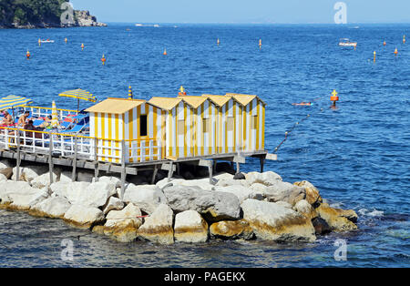 SORRENTO, ITALIEN-14 SEPTEMBER 2014: Der kleine Hafen mit Fischerbooten und bunte Häuser befindet sich in der Via del Mare in Sorrento, abgesehen von der fas Stockfoto