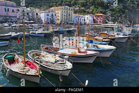 SORRENTO, ITALIEN-14 SEPTEMBER 2014: Der kleine Hafen mit Fischerbooten und bunte Häuser befindet sich in der Via del Mare in Sorrento, abgesehen von der fas Stockfoto