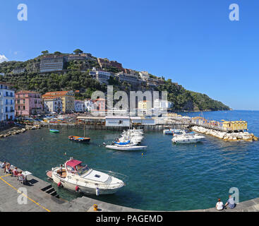 SORRENTO, ITALIEN-14 SEPTEMBER 2014: Der kleine Hafen mit Fischerbooten und bunte Häuser befindet sich in der Via del Mare in Sorrento, abgesehen von der fas Stockfoto