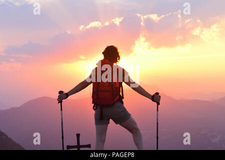 Wanderer Frau, den Sonnenuntergang zu beobachten. Stockfoto