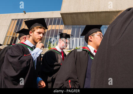 Hochschulbildung im Vereinigten Königreich: Absolventen von Aberystwyth University, in ihren traditionellen Mörser Boards und Schwarz akademische Kleider. Juli 2018